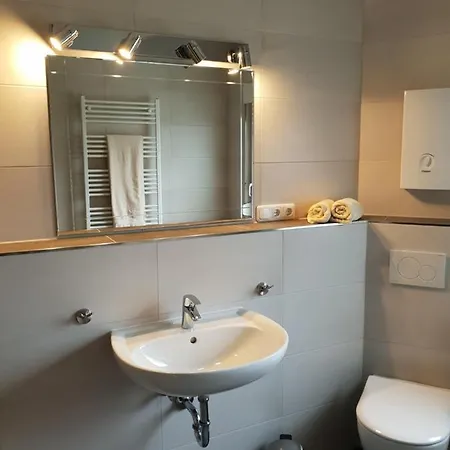 Messe Cgn-dus Studio-wohnung Fuer 2-4; Zumietung Bis 8 Personen Moeglich *