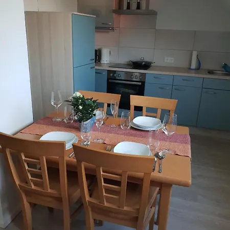 Apartment Messe Cgn-dus Studio-wohnung Fuer 2-4; Zumietung Bis 8 Personen Moeglich *